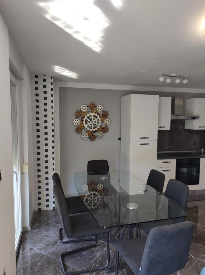 Modern Apartment Ana ロヴィニ エクステリア 写真