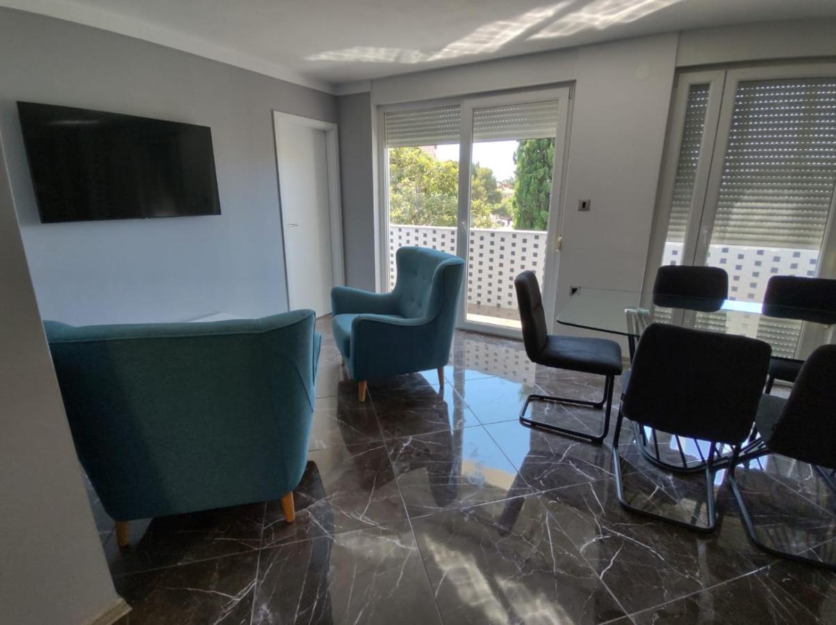Modern Apartment Ana ロヴィニ エクステリア 写真