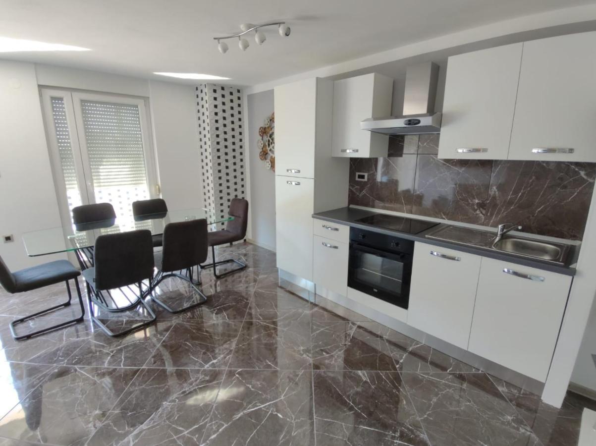 Modern Apartment Ana ロヴィニ エクステリア 写真